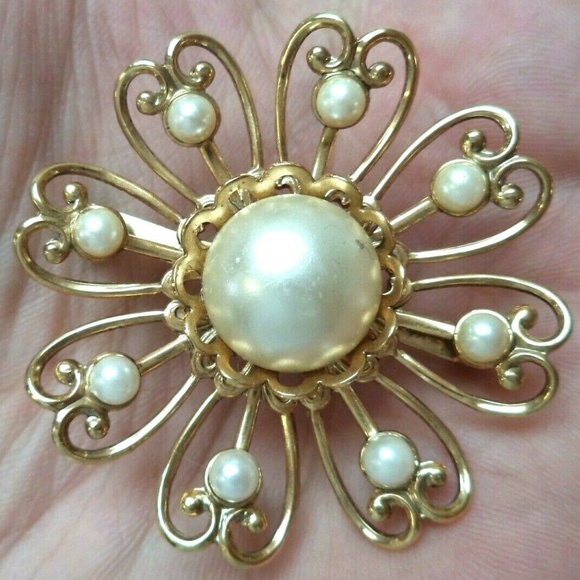 Vintage Jewelry - vintage faux pearl gold tone flower brooch pin Vintage Jewelry - vintage faux pearl gold tone flower brooch pin